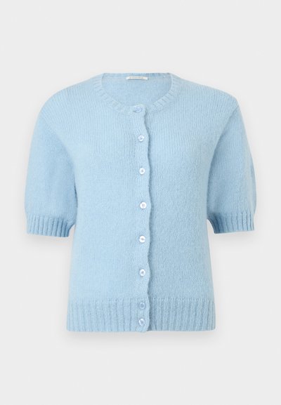 Cardigan en tricot bleu clair à manches courtes, col rond, poignets et ourlet côtelés, avec sept boutons à l'avant.