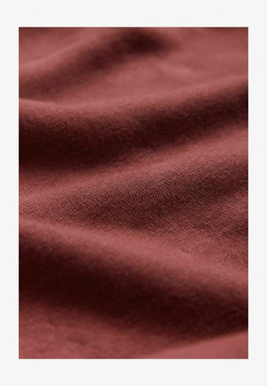Gestructureerde katoenen stof in een rijke terracottakleur, met een gladde afwerking en zachte val, met subtiele tintvariaties.