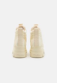 Høye sneakers i krem, med en teksturert overflate, myk fôr og preget merkevarelogo på en tykk såle. Forsterket hæltab inkludert.
