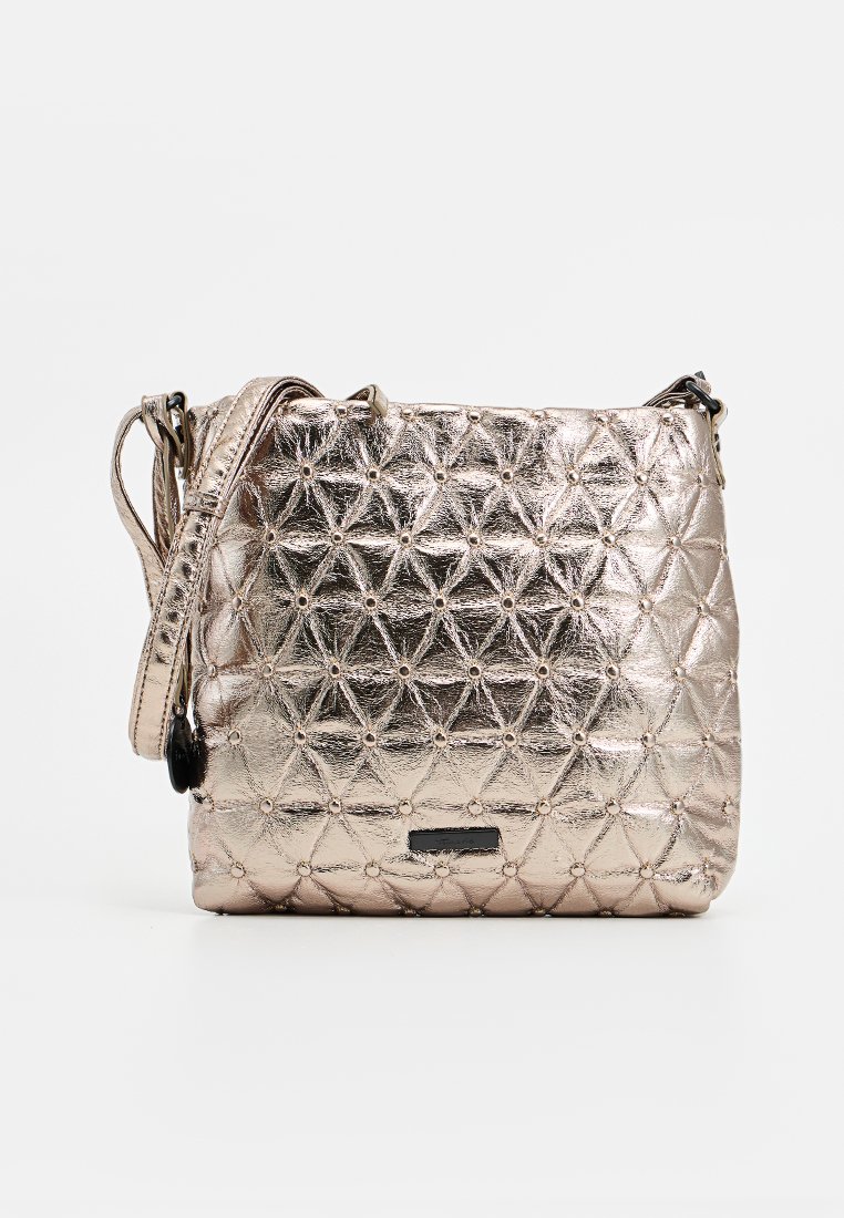 Metaliczna różowo-złota torebka crossbody z diamentowym pikowaniem, czarnymi akcentami oraz regulowanym paskiem. Gładka, błyszcząca tekstura.
