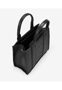 Bolso de mano de cuero negro con doble asa, forma estructurada, detalle de logo en relieve en un lado y un compartimento con cremallera.