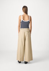 GAP GAP X DÔEN WIDE LEG KHAKI - Nadrágok - iconic khaki
