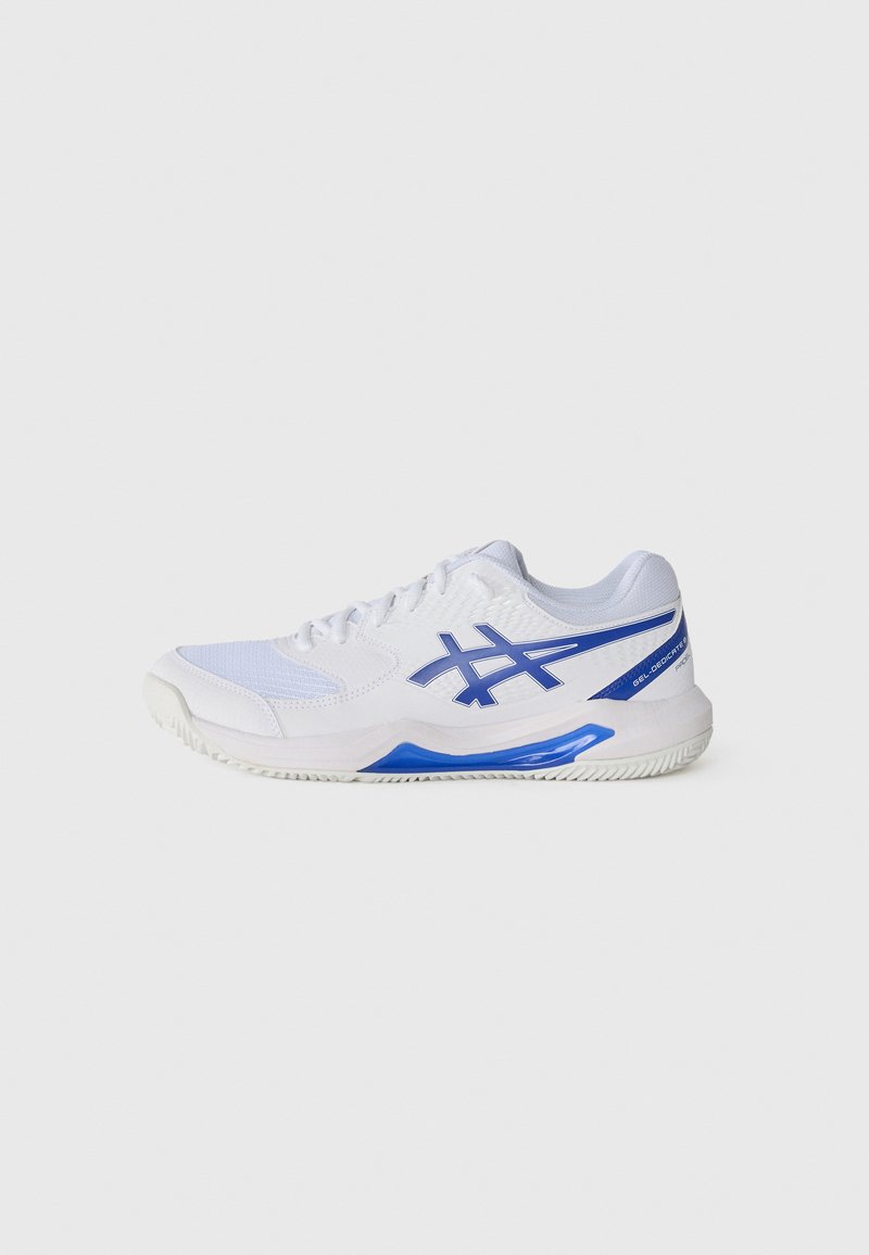 Witte sportschoen met een bovenwerk van mesh, blauwe accenten en een textuur-zool. Bevat een logo in blauw. Ontworpen voor comfort en ondersteuning.