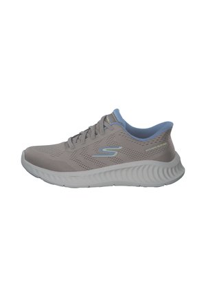 Chaussure de sport grise avec une tige en maille, des accents bleu clair et une semelle épaisse blanche présentant un design ondulé. Lacets et marque minimale visibles.