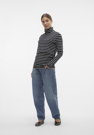 Schwarz-weiße gestreifte langärmlige Turtleneck-Bluse, kombiniert mit lockeren blauen Jeans und schwarzen Ballerinas. Glatte Textur; lässiges Design.