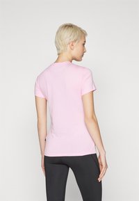 Puma LOGO TEE  - Camiseta estampada - pink lilac