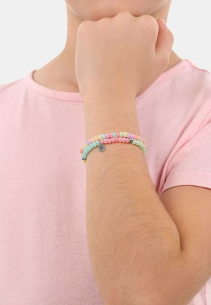 Bunter Perlenarmband mit pastellfarbenen Perlen in Rosa, Blau, Gelb und Grün, mit einem kleinen metallischen Charme. Glatte Oberfläche.