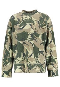 Sudadera de cuello redondo con un patrón de camuflaje abstracto en verde, beige y verde oscuro, y mangas largas sobre un fondo blanco.
