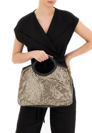 Borsa a tracolla in paillettes dorate con rifinitura in pelle nera e manico circolare, dotata di chiusura con zip e superficie testurizzata.