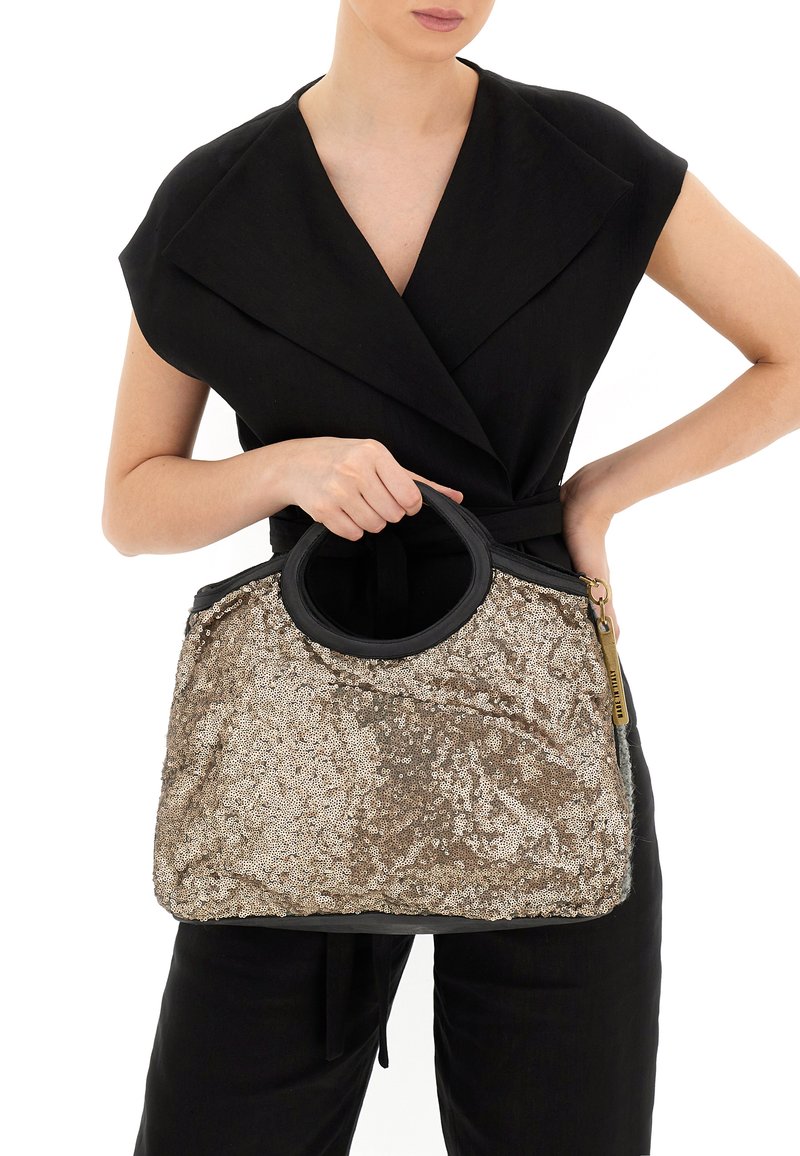 Borsa a tracolla in paillettes dorate con rifinitura in pelle nera e manico circolare, dotata di chiusura con zip e superficie testurizzata.