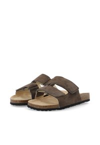 Sandalias de ante marrón con dos correas anchas, punta abierta y plantillas de corcho. Suela plana de goma con agarre texturizado. Diseño minimalista.