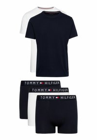 Set di due t-shirt in cotone (navy e bianca) e quattro boxer in cotone (due navy, due bianchi) con fasce elastiche brandizzate.