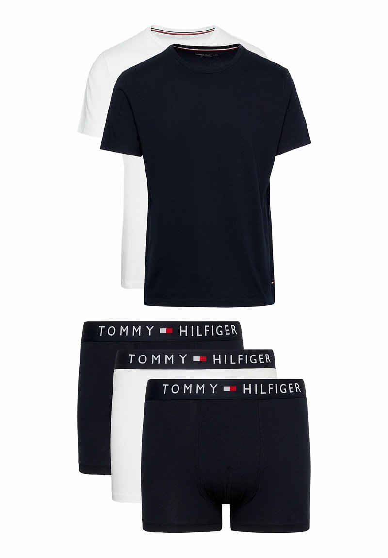 Set di due t-shirt in cotone (navy e bianca) e quattro boxer in cotone (due navy, due bianchi) con fasce elastiche brandizzate.