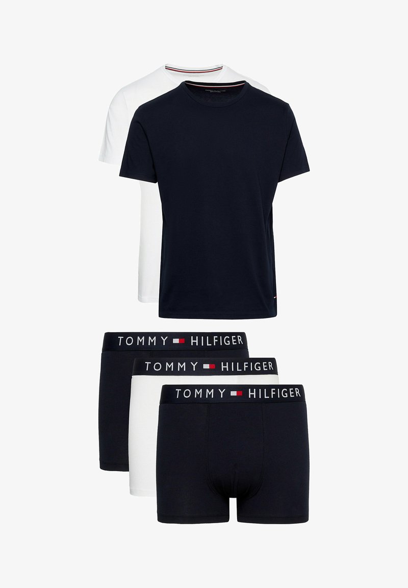 Σετ από δύο βαμβακερά μπλουζάκια (ναυτικό και λευκό) και τέσσερα βαμβακερά σλιπ (δύο ναυτικά, δύο λευκά) με λογότυπο στην ελαστική μέση.