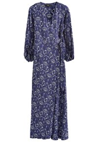 Długa, fioletowa sukienka w stylu wrap z bufiastymi rękawami, zdobiona kwiatowym wzorem w odcieniach białego i zielonego. Wykonana z lekkiego, teksturowanego materiału.