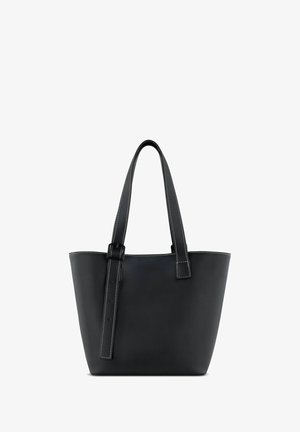 Zwarte leren tote bag met twee lange hengsels, featuring een contrasterende witte stiksel en een gestructureerd ontwerp. Glad textuur en brede opening.