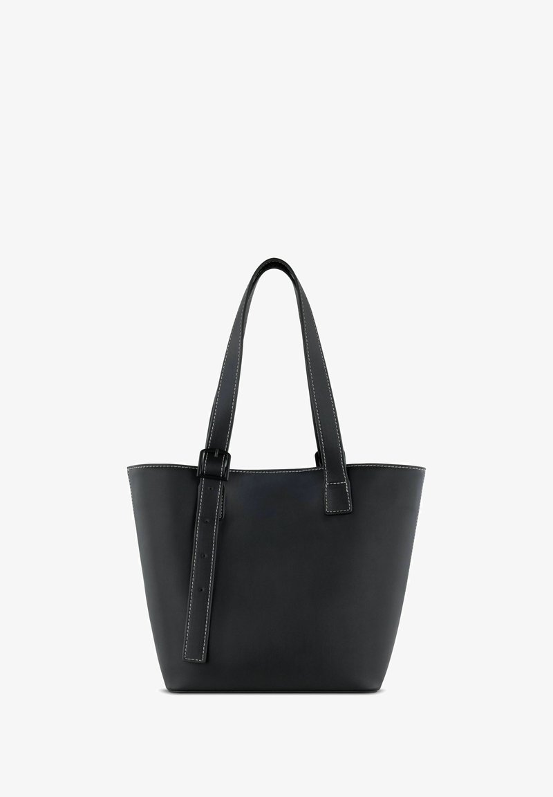 Zwarte leren tote bag met twee lange hengsels, featuring een contrasterende witte stiksel en een gestructureerd ontwerp. Glad textuur en brede opening.