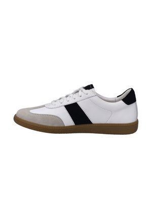 Witte sneaker met zwarte accenten en grijze suède neus. Beschikt over een gestructureerde rubberen zool en een klassieke vetersluiting. Glad leren bovenwerk.