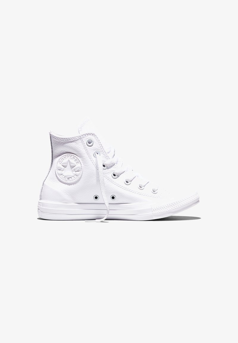 Hvid hvidt højtstående Converse All Star-sneaker med læderoverdel og hvid gummisål, vist i venstre sideprofil på hvid baggrund.