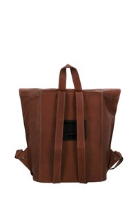 Zaino in pelle marrone con doppie spalline, forma rettangolare, manici superiori, accenti laterali e un evidente scomparto nero sul retro.