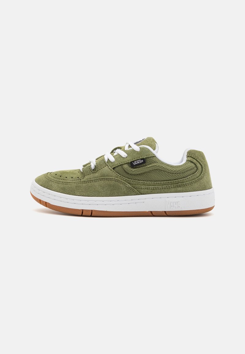 Baskets Vans en daim vert olive avec lacets blancs, semelle intermédiaire blanche et semelle extérieure en gomme marron, vues de côté.
