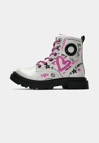 Stivale da combattimento bianco con suola nera, lacci rosa e design a cuore e stella, in stile graffiti, rosa e neri.