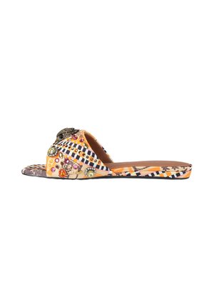 Sandalo piatto open-toe con tessuto arancione a fantasia, righe bianche e nere e decorazioni con pietre preziose multicolori.
