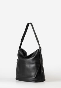 Schwarze Lederhandtasche mit einem lässigen Design, einem verstellbaren Tragegurt und glatter Textur. Mit einem dezenten Logo auf der Vorderseite.