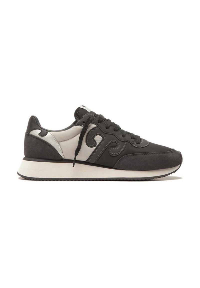 Sneakers da uomo realizzati in materiali sintetici neri e grigi, con una finitura in tessuto liscia, punta tonda e un design ondulato a contrasto ai lati.