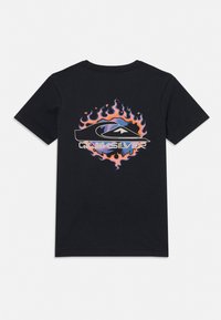 T-shirt de algodão preta com um gráfico de chamas coloridas e o logótipo da Quiksilver nas costas. Mangas curtas e um design de ajuste padrão.