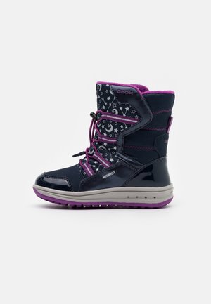Botte d'hiver imperméable bleu marine pour enfant avec doublure, semelle et lacets violets, décorée de motifs d'étoiles et de lune blanches.