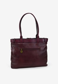 Bolso tote de piel marrón con dos asas largas, un bolsillo con cremallera en la parte frontal y una textura suave. Diseño robusto con un hardware mínimo.