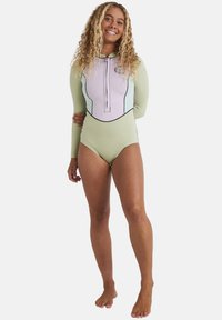 Costume da bagno a maniche lunghe verde chiaro con un pannello viola e dettagli neri, dotato di una chiusura frontale con zip e design con cappuccio. Materiale morbido e elastico.