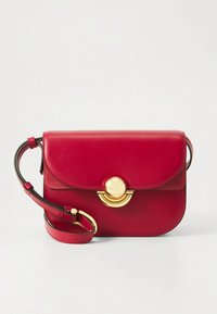 Punane nahast ristihoidmine käekott ümarate klapi, kuldse tooni riistvara ja reguleeritava rihmaga. Sile tekstuur poolläikiva viimistlusega.