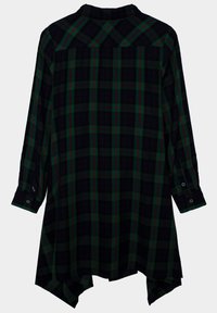 Koszula w kratę z długim rękawem w kolorze granatowym, zielonym i czerwonym. Posiada zaokrąglony dół, mankiety na guziki oraz kołnierz z tylnym wycięciem.
