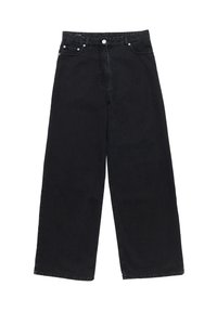 Mustat leveälahkeiset farkut, joissa on etutaskut, vyölenkit, napillinen kiinnitys ja näkyvät ompeleet valkoisella taustalla.