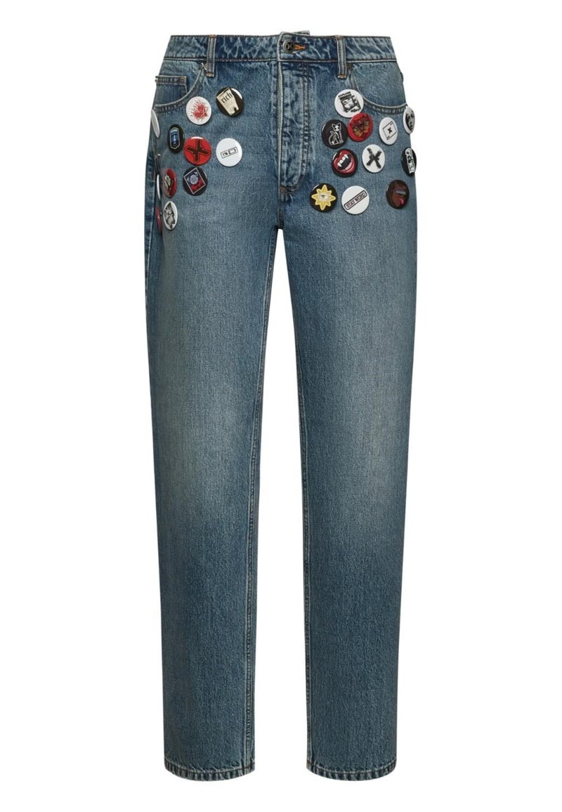Jeans in denim blu con taglio dritto, caratterizzati da numerosi patch decorativi in vari colori e design sul davanti.
