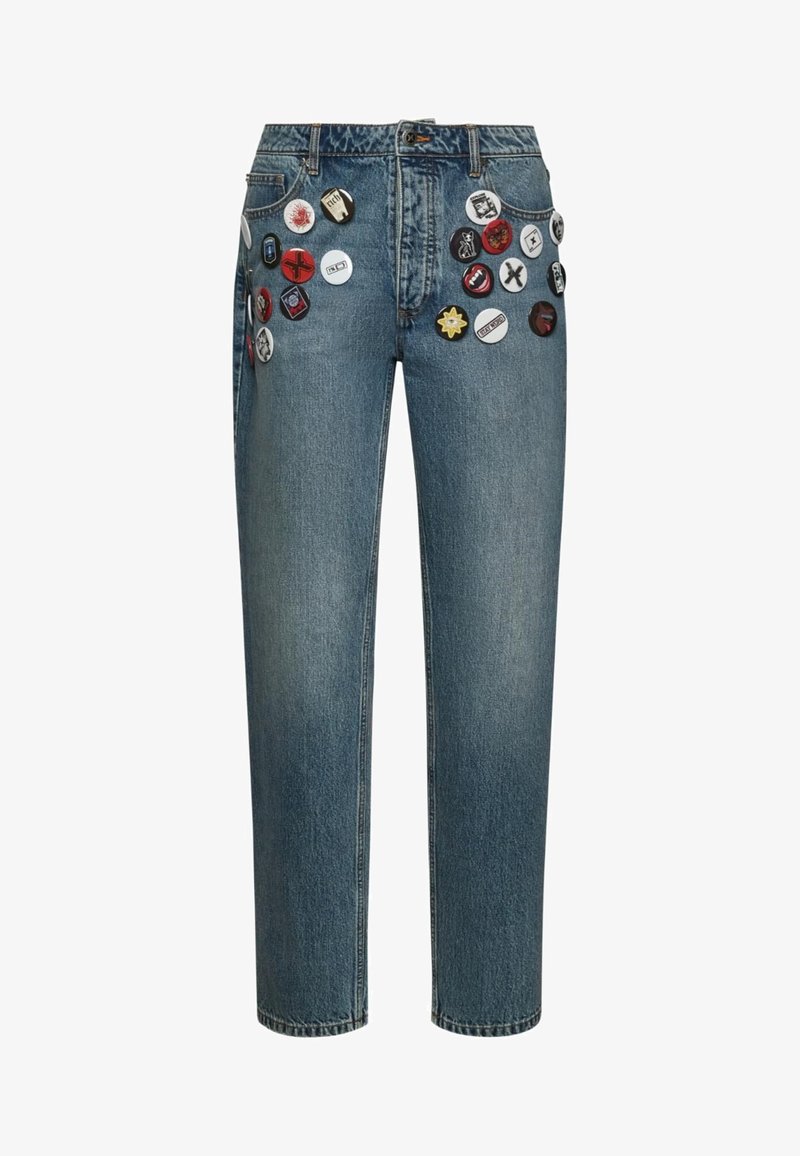 Jeans in denim blu con taglio dritto, caratterizzati da numerosi patch decorativi in vari colori e design sul davanti.
