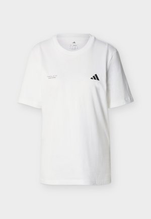Tricou alb Adidas cu mâneci scurte, cu mic logo negru Adidas și textul „Family of 11” pe piept, cu gât rotund.