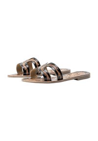Sandali neri in pelle con tre fasce larghe, dettaglio decorativo in tonalità oro e una soletta con motivo floreale in rilievo. Suola piatta con un design minimalista.