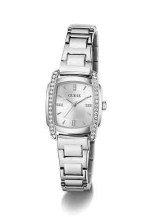 Montre bracelet Guess argentée avec cadran carré, accents en cristal autour de la lunette, cadran argenté et bracelet à maillons en métal.