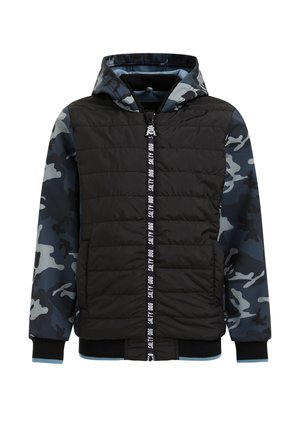 Sort polstret jakke med blå og grå camouflage-ærmer og hætte, lynlås foran med teksten "SALTY DOG" samt ribbet kant ved ærmer og bund.