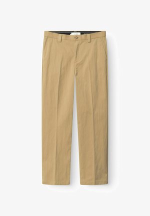 Beige rechte broek met knoopsluiting, riemlussen, zijzakken en een ritssluiting aan de voorkant, plat gelegd op een witte achtergrond.