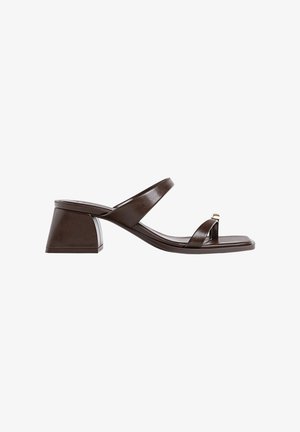 Bruna läderklackade sandaler med öppen tå, med två remmar och en blockklack. Enkel design med en guldfärgad detalj på den främre remmen.