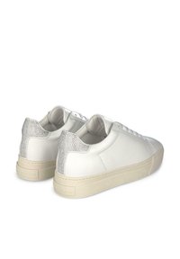 Sneakers bianchi in pelle con superficie liscia, dotate di un accento argentato texturizzato sul tallone e una suola in gomma beige.