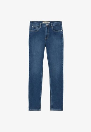 Pantalones vaqueros de denim azul oscuro con corte slim, que cuentan con un cierre de botón y cremallera, cinco bolsillos y costuras visibles a lo largo de las costuras.