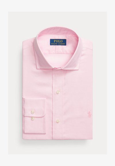 Rozā pogu krekls, izgatavots no teksturētas auduma, ar izplatītu apkakli, pērļu pogām un mazu izšūtu logo uz krūšu kabatas.