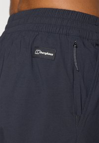 Jūriniai elastiniai juosmens šortai su mažą juodą „berghaus“ logotipo pleistrą, su užtrauktuku šoniniu kišenės skyriumi. Minkšta, lengva medžiaga.