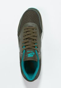 Nike Air Max Sneaker, mit einem Obermaterial aus Mesh und Synthetik in Olivgrün, türkisfarbenen Akzenten, flachen Schnürsenkeln und Gummisohle.