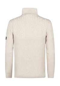 Maglione color crema con colletto alto, caratterizzato da motivi di maglia testurizzati sulla parte superiore e polsini e orlo a costine.